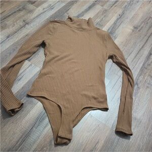 Vuori Bleeker Bodysuit in Camel Size Small